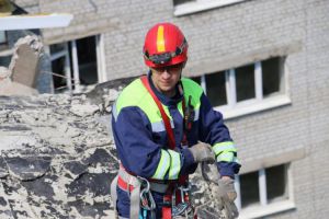 Рятувальники у Харкові розбирали нестійкі конструкції 