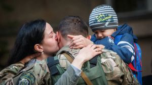 Батьки-військовослужбовці матимуть однакові права на догляд за дитиною