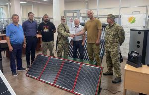Київський коледж передав захисникам мобільні сонячні електростанції