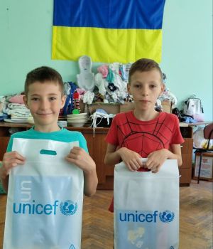 Подарунки від ЮНІСЕФ отримали сто школярів з Херсонщини