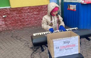 Майже 70 тисяч гривень для ЗСУ зібрала  юна піаністка під час концертів на майдані свого міста
