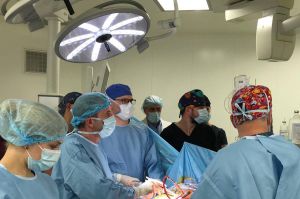 Кардіохірурги рятують життя