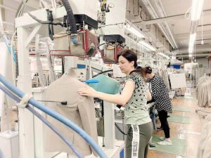 Однострої  для армійців шиють  на сторічній фабриці