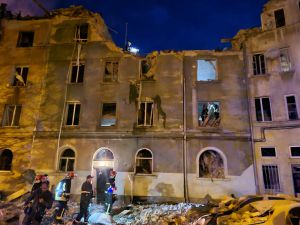 Нічна ракетна атака рф по Львову: влучання у житловий будинок, є загиблі й поранені