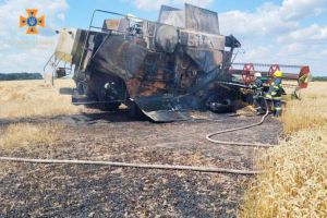 Вінниччина: Комбайн загорівся під час збирання врожаю