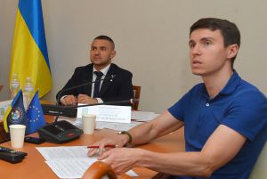 Олександр Куницький та член комісії Максим Павлюк під час засідання