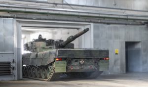 Перший відремонтований танк Leopard для України покидає сервісний хаб у Бумар-Лабенді (Польща)
