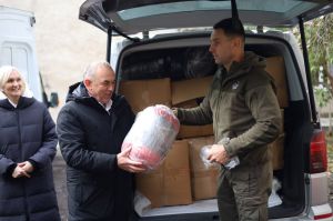 Литовці передали півтисячі зимових спальних мішків для ЗСУ