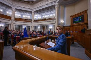 Забезпечити права національних меншин та захистити національні інтереси України