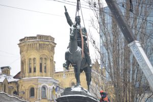 Пам’ятник окупанту Щорсу демонтували шість годин