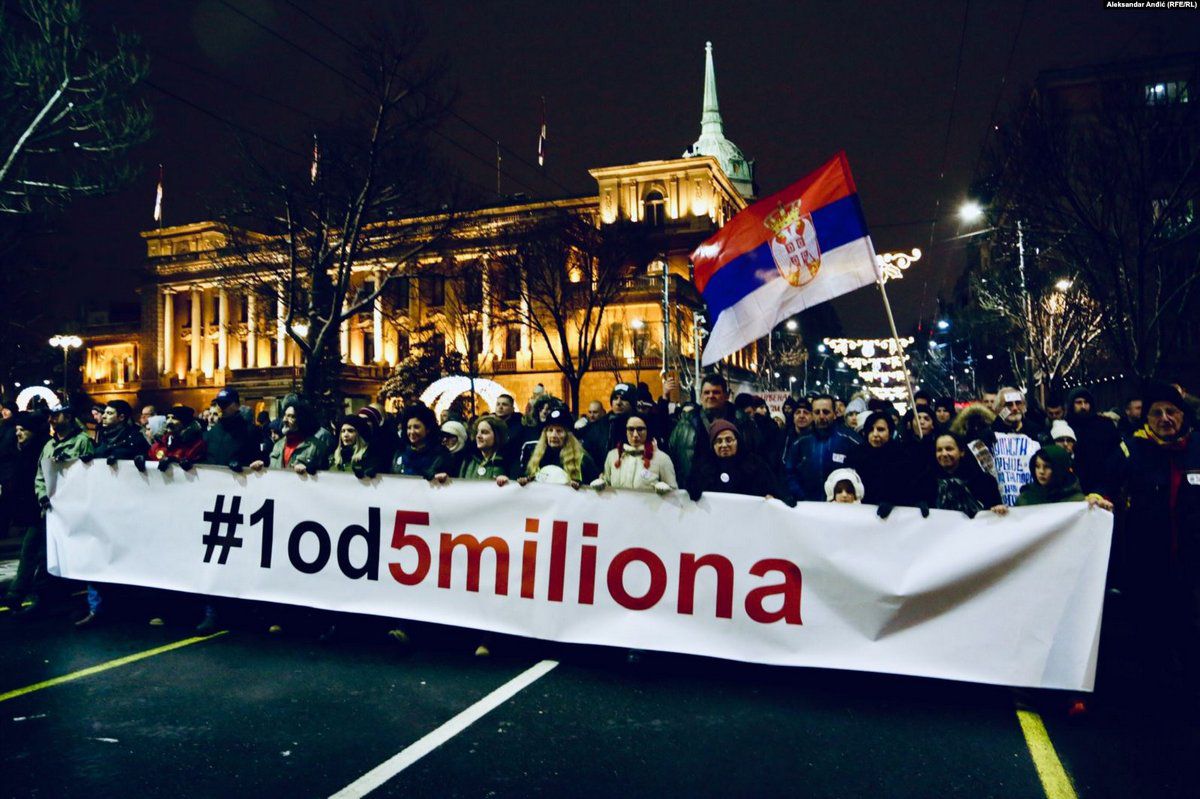 Третій місяць у Сербії протестує опозиція