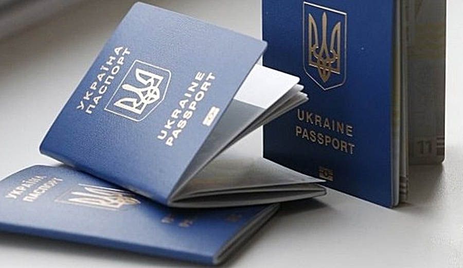 «Документ» зупиняє видачу біометричних паспортів