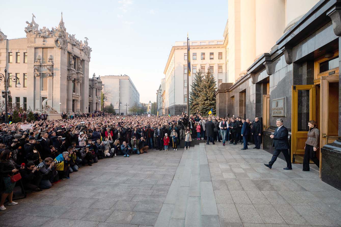 Тисячі українців подякували Петрові Порошенку за п’ять років президентства