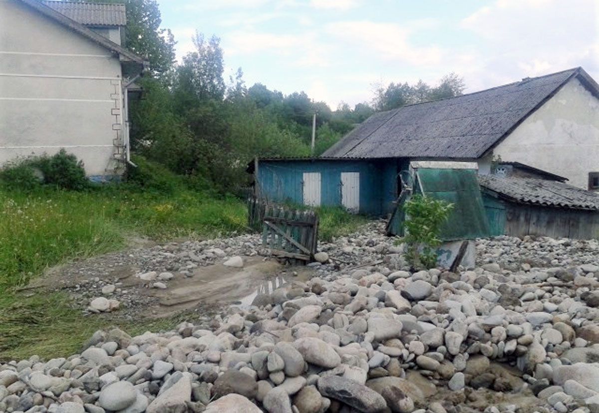 На Івано-Франківщині зруйновано дамби та мости, затоплено хати, каміння замість грунту