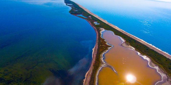 В Одеській області виявили помаранчево-коричневе озеро