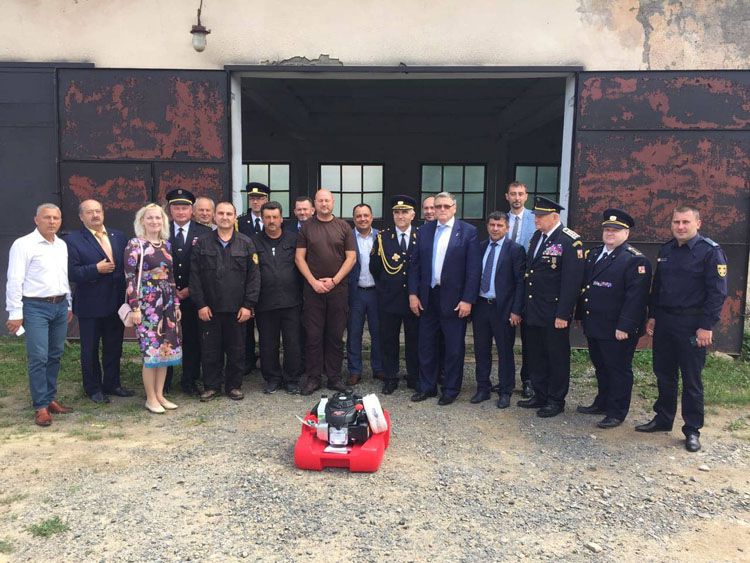 Чеські рятувальники подарували плаваючі мотопомпи