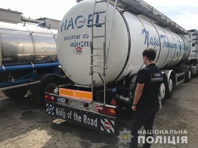 Пальмову олію на Одещині цідили зі спецавтомобілів