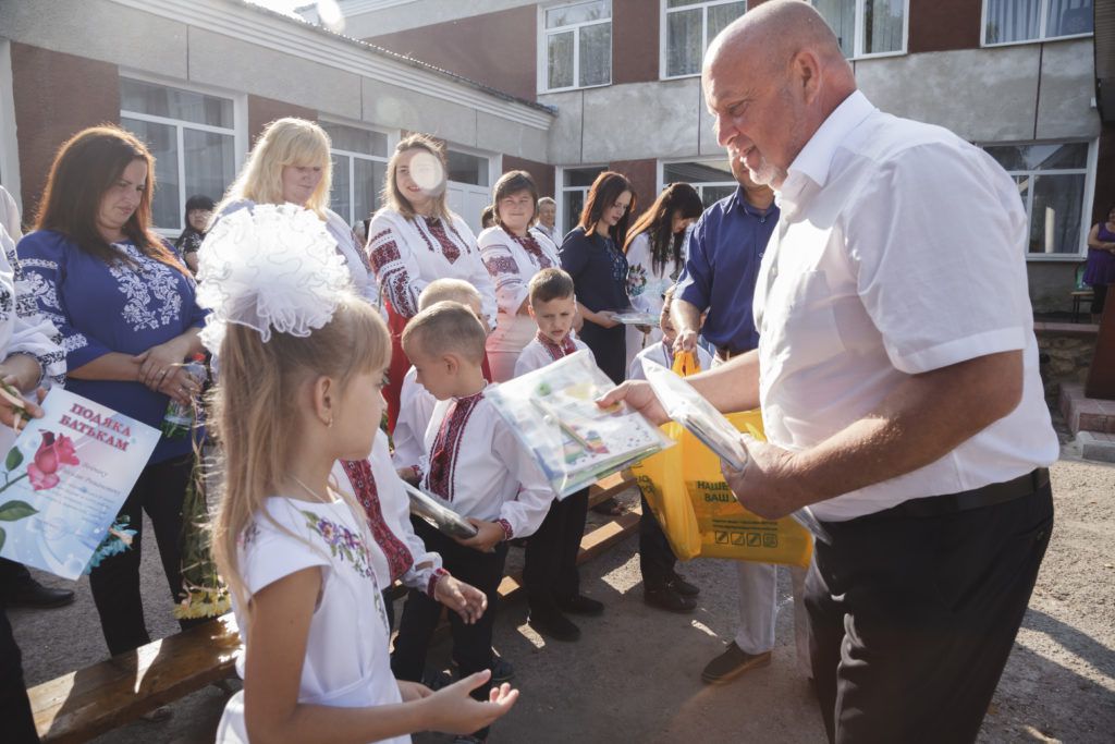 Школярі Тернопольщини без подарунків не залишилися
