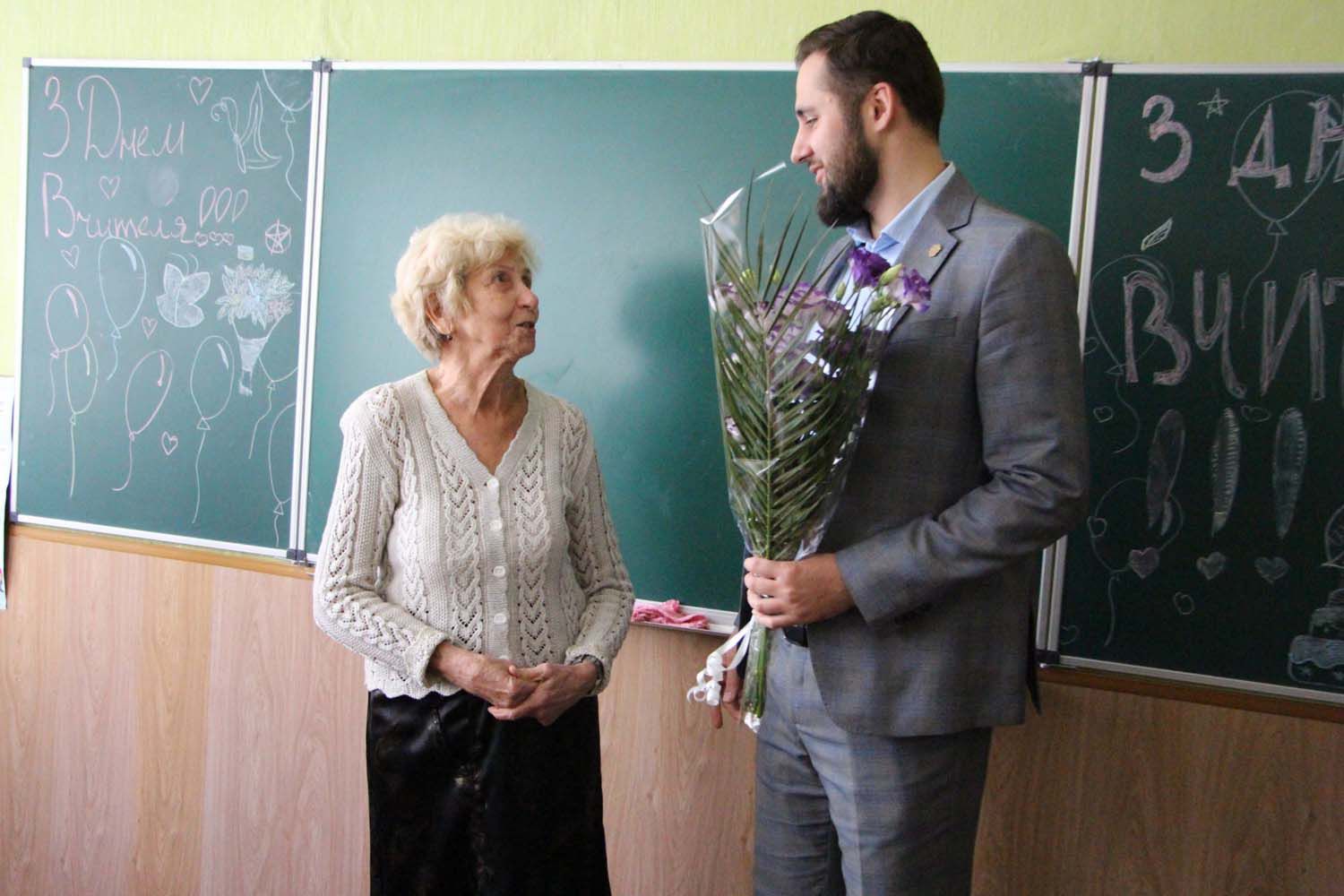 Привітали вчительку, яка викладає вже 60 років