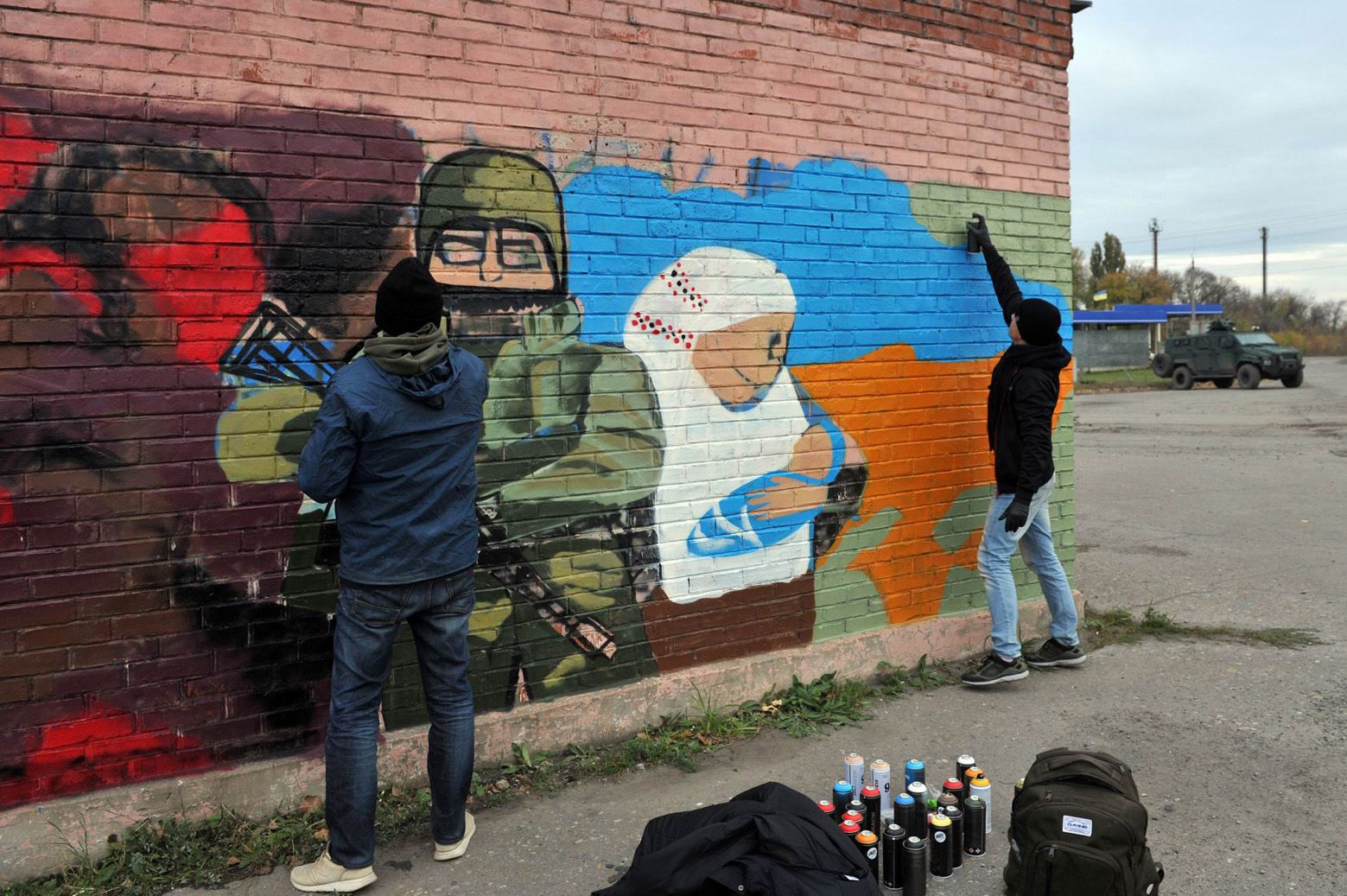  Художники из Харькова рисуют мурал в Золотом