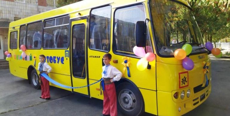 На Рівненщині сільська школа з новим автобусом
