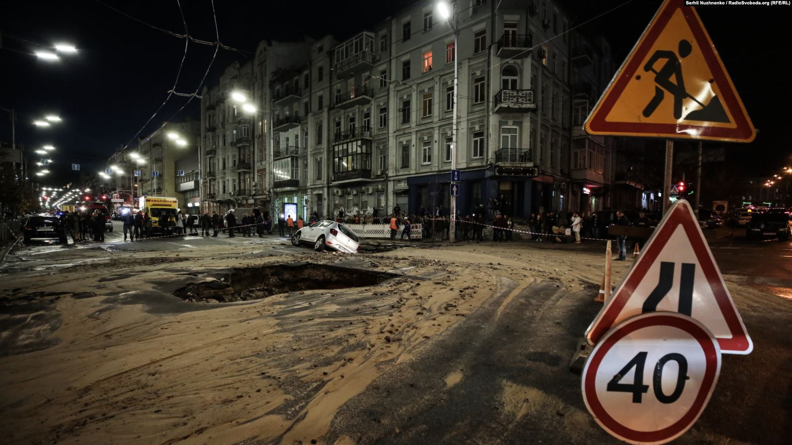 В Киеве дорогу залило кипятком, а в яму провалились авто