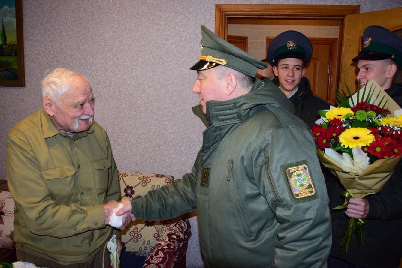 В Сумской области старейший пограничник принимал поздравления
