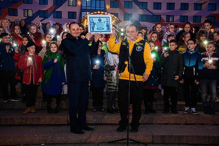 Тисячі ліхтариків у святковий вечір в Івано-Франківську