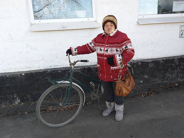 У прифронтовому Кримському людей похилого віку без уваги не залишають