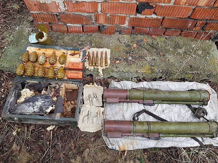 На Луганщині у схроні — протитанкові гранатомети,  набої і тротил