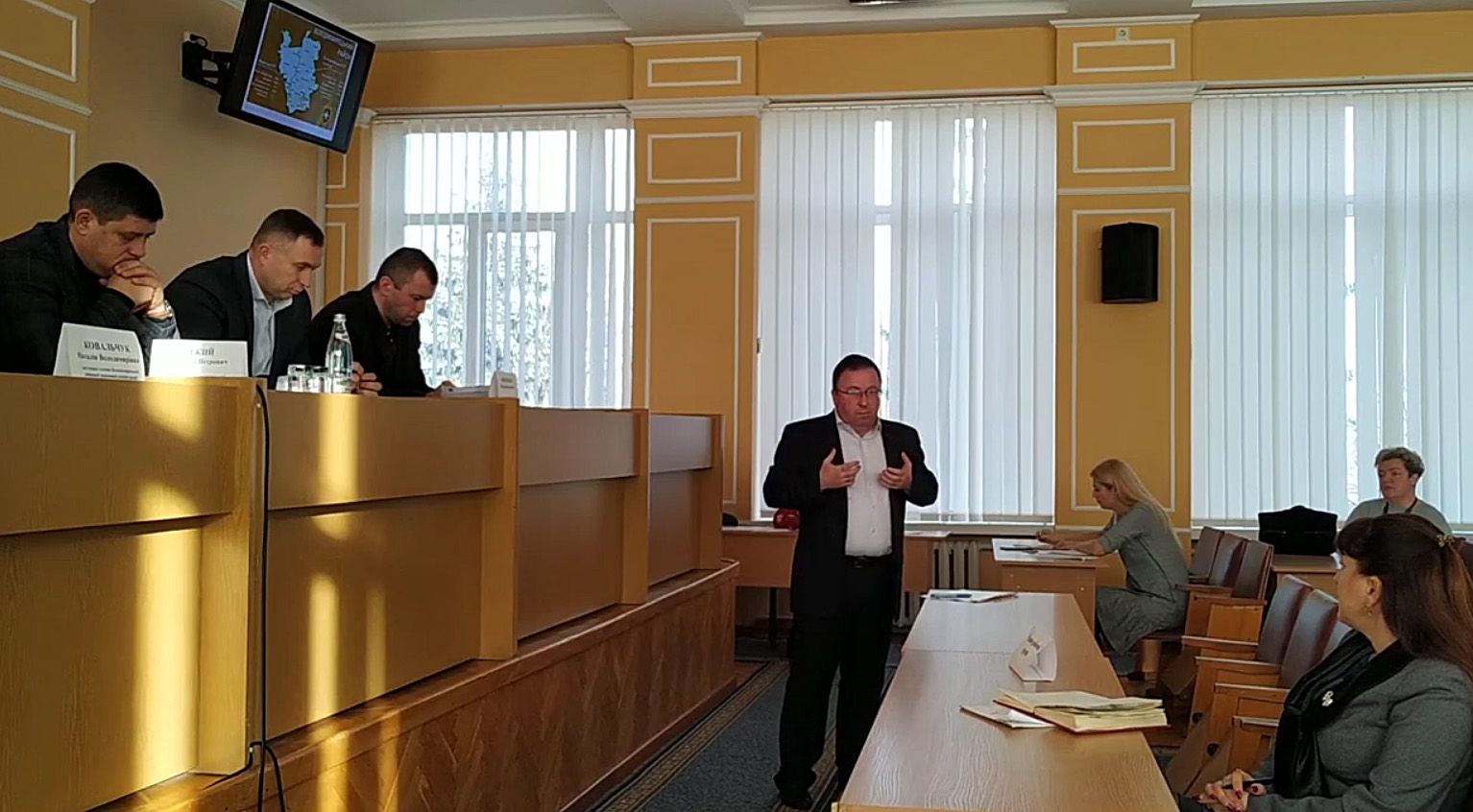Жителі Володимирецького району хочуть шість ОТГ, а уряд — дві