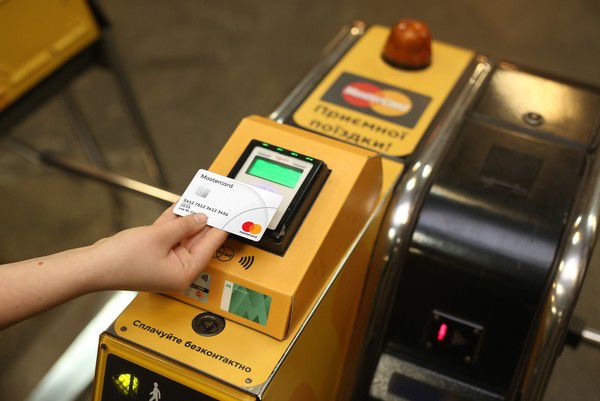 У Києві безконтактна оплата проїзду в метро користується попитом