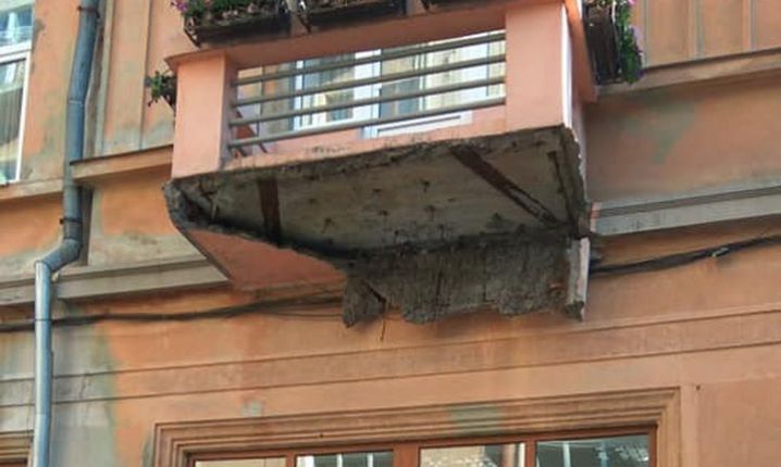 Балкони та деталі фасадів у центрі Чернівців буквально падають перехожим на голови