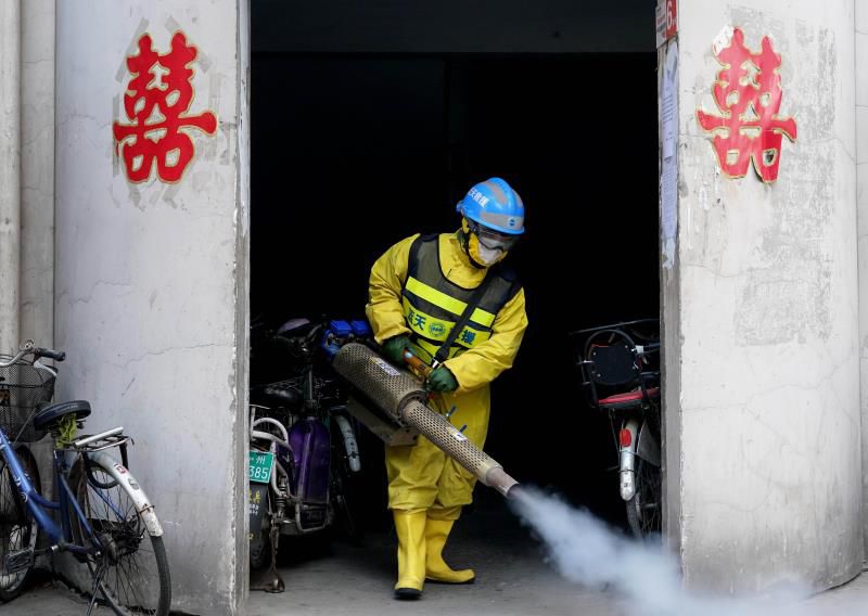 У Китаї пік минув, а за його межами кількість хворих зростає