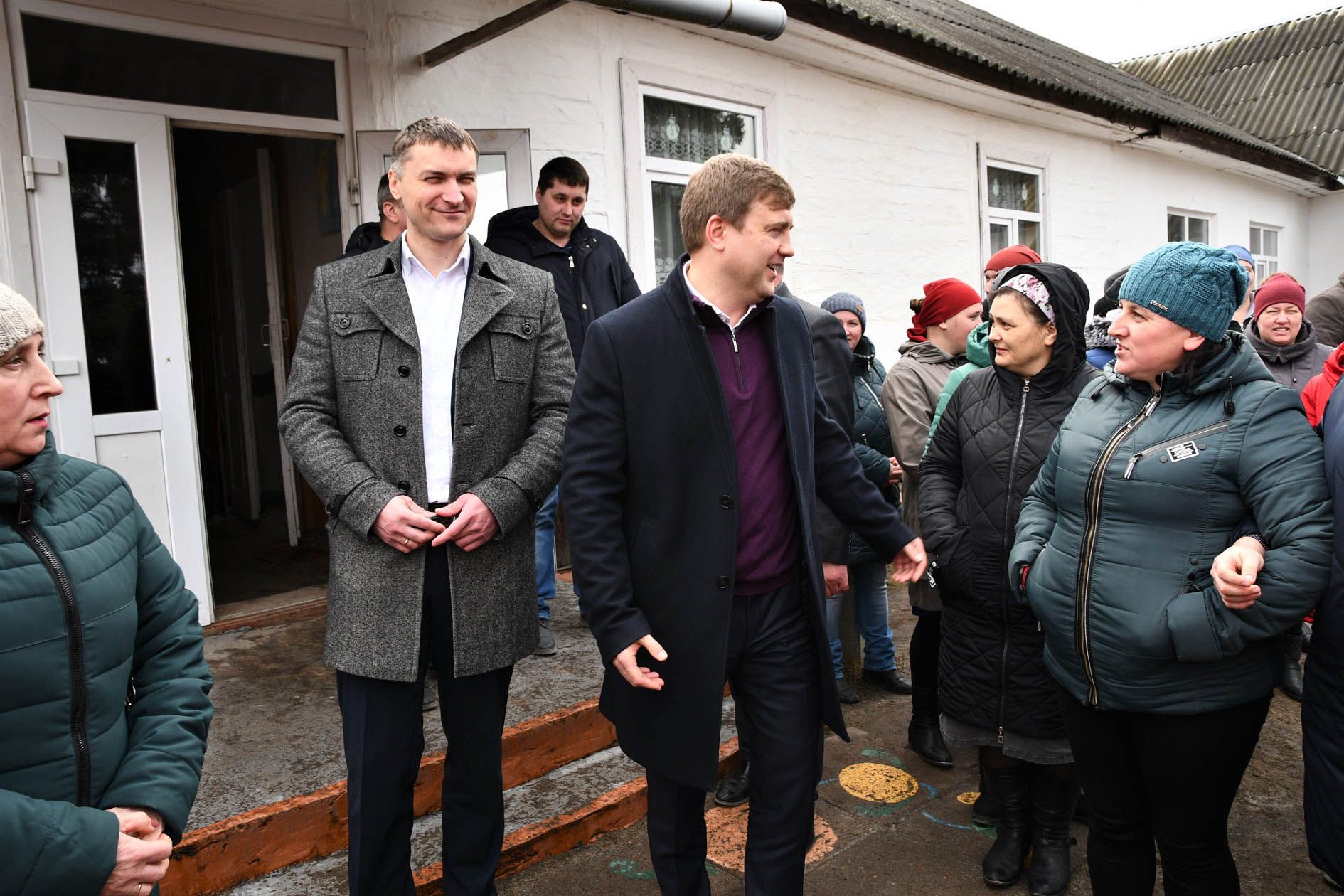 Голова РОДА Віталій Коваль спілкувався з жителями села Вири, які вимагають нової школи