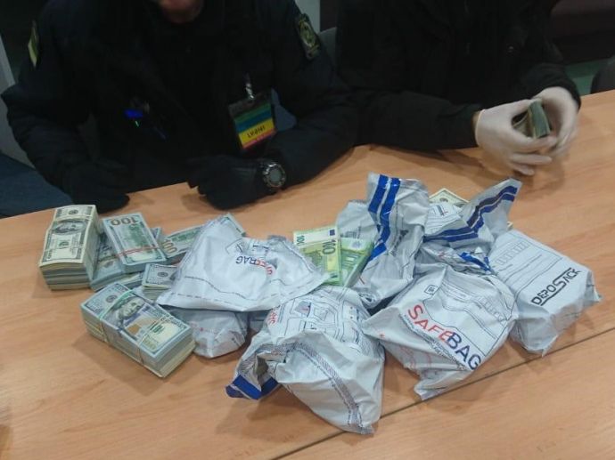 Рекордну контрабанду грошей виявили працівники Галицької митниці