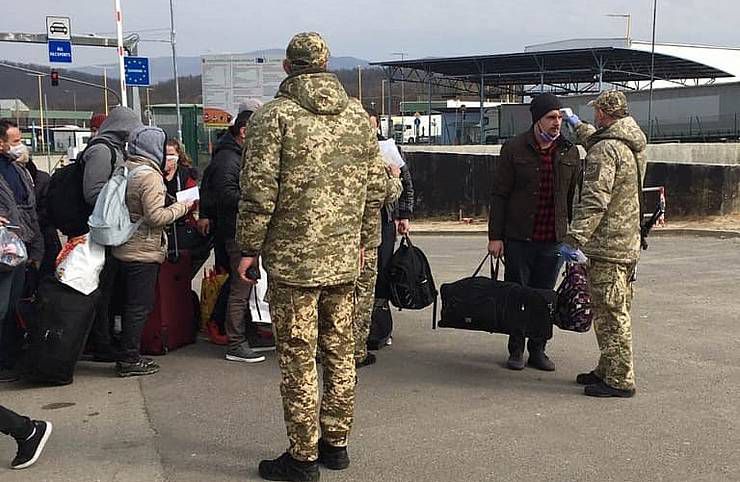 Українці перетинають словацький кордон у пішому порядку