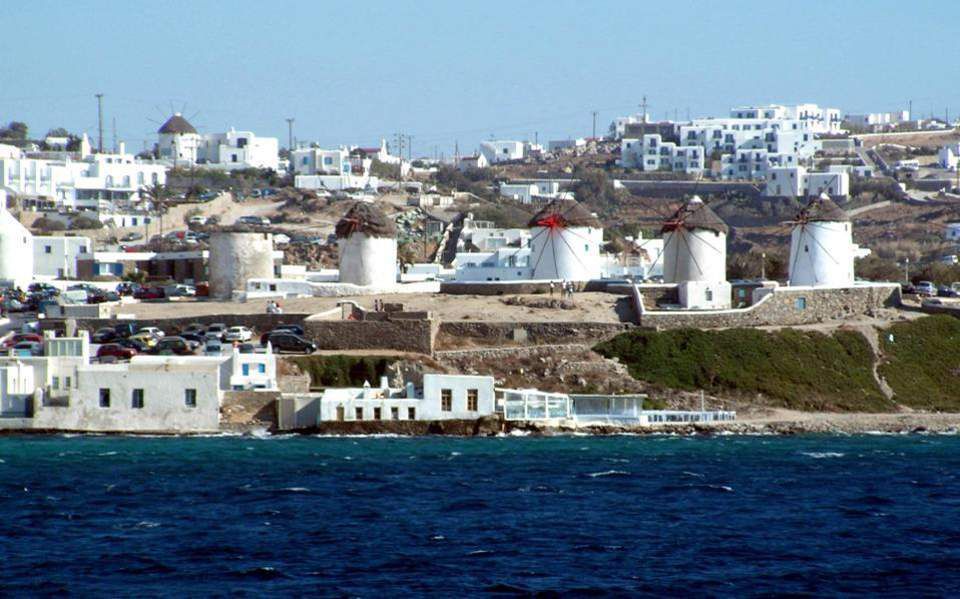 На популярних грецьких островах запровадили комендантську годину