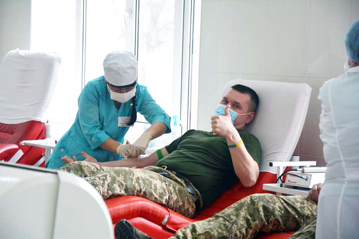 Миколаївські десантники здають кров для онкохворих дітей