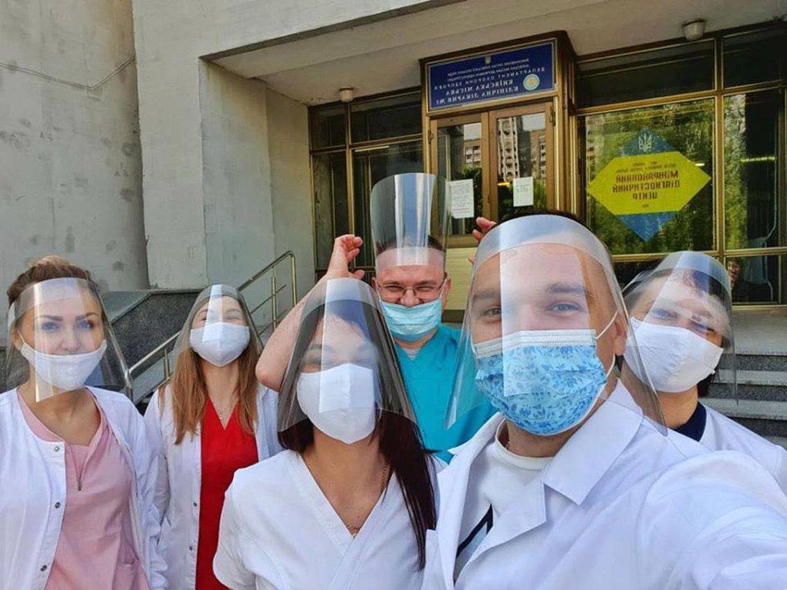 Київ: Пластуни передали медикам захисні екрани
