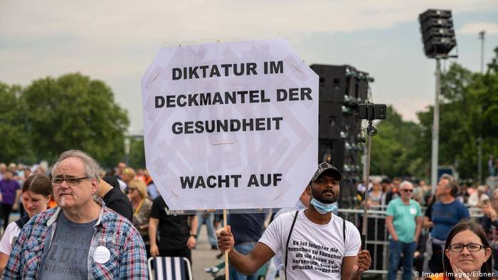 У Німеччині протестують проти «змови» та «вживлених чипів». Замовник – Кремль?