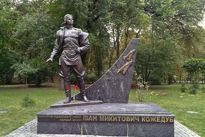 Земляки вшановують тричі Героя Радянського Союзу Івана Кожедуба