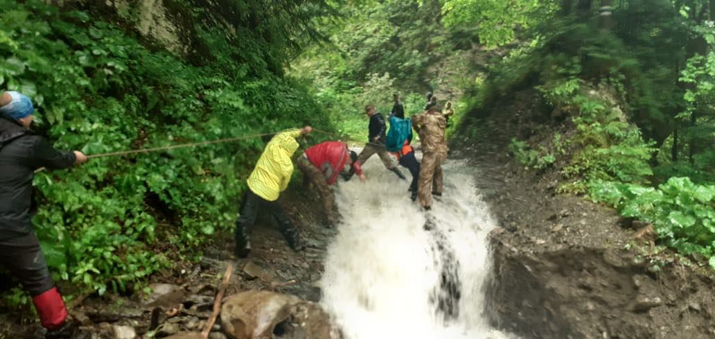 Группа туристов застряла на Манявском водопаде