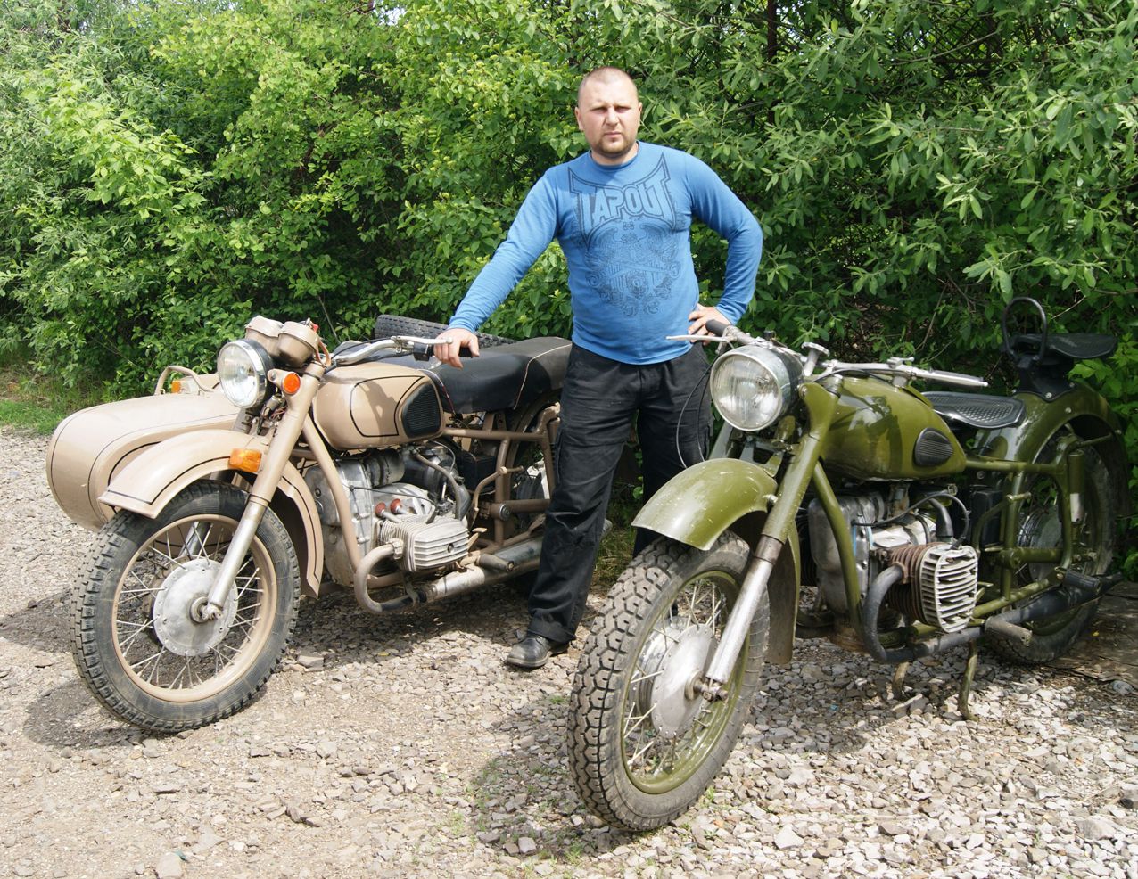 Реставрує старі мотоцикли