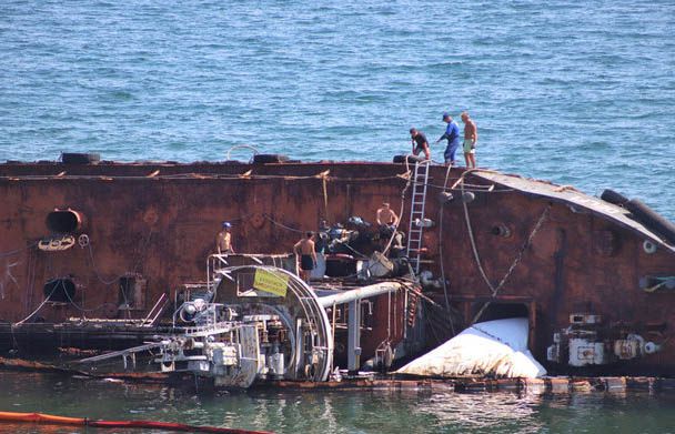 Одеса: Із затонулого танкера знову витекло дизпаливо