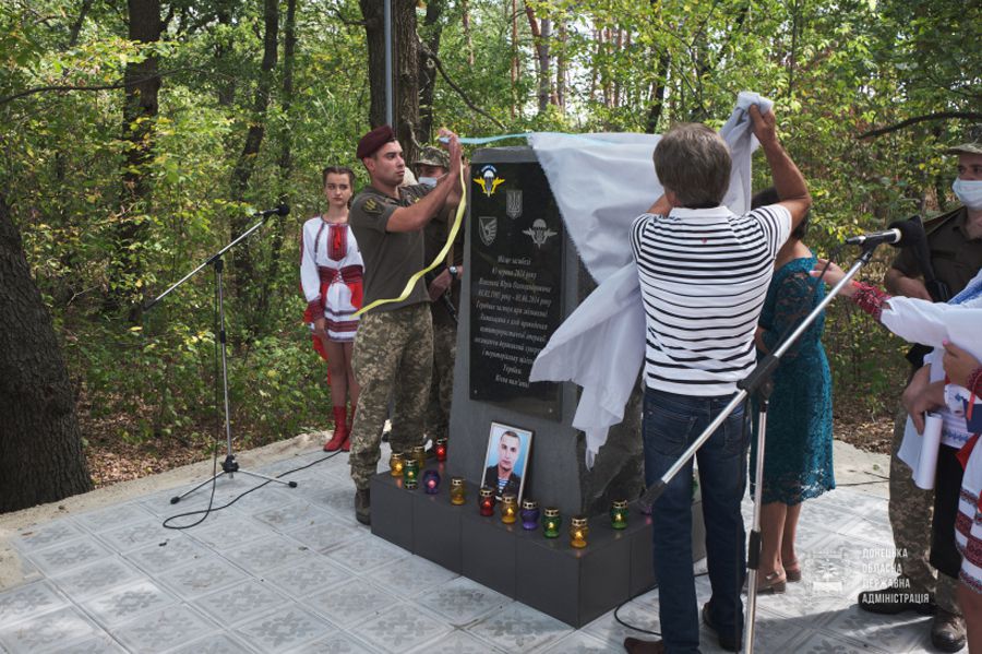 У Донецькій області відкрили пам'ятний знак герою