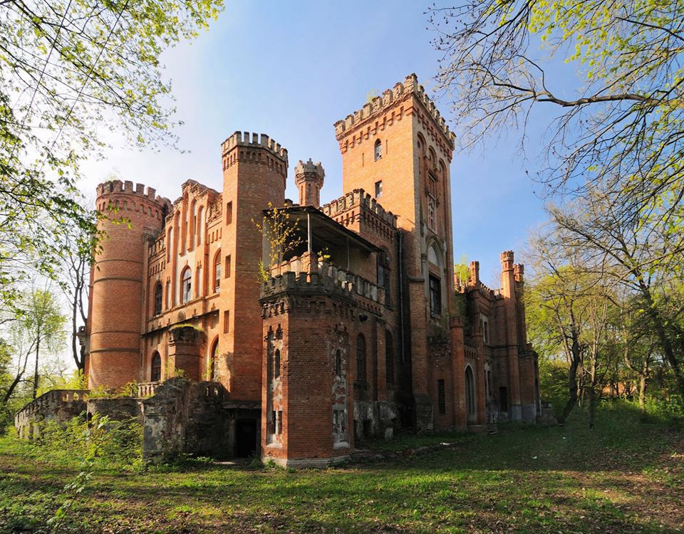 Щоб врятувати старовинний замок у селі Леськове, пропонують створити у ньому музей історії українського війська