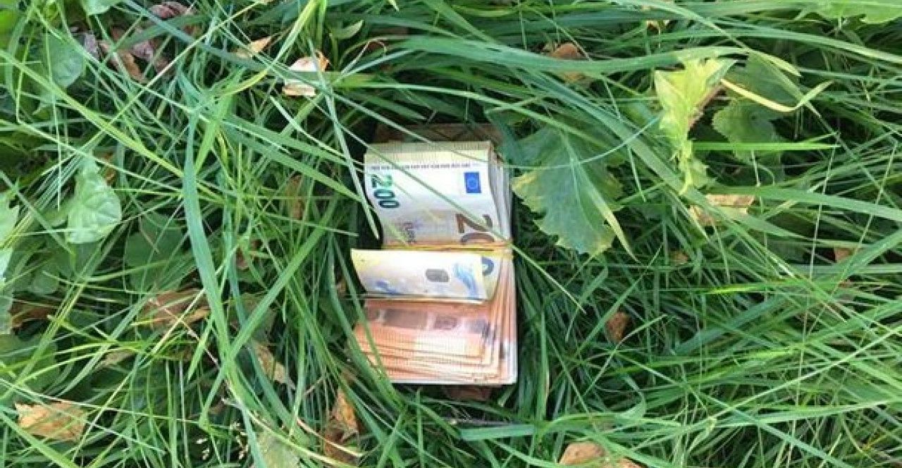 Буковина: Прикордонник знайшов у траві «скарб»
