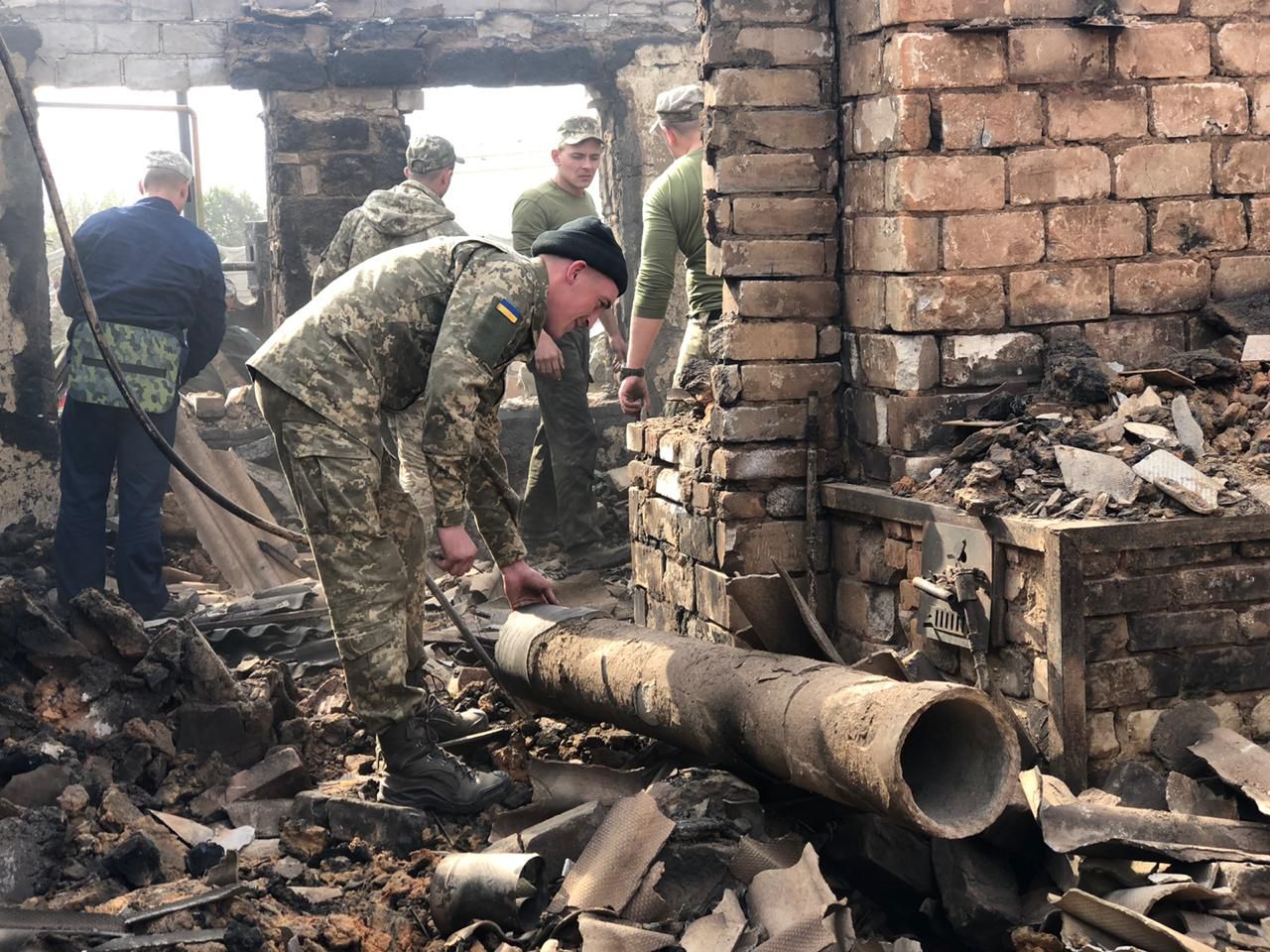 Луганщина: Військовослужбовці долають наслідки пожежі