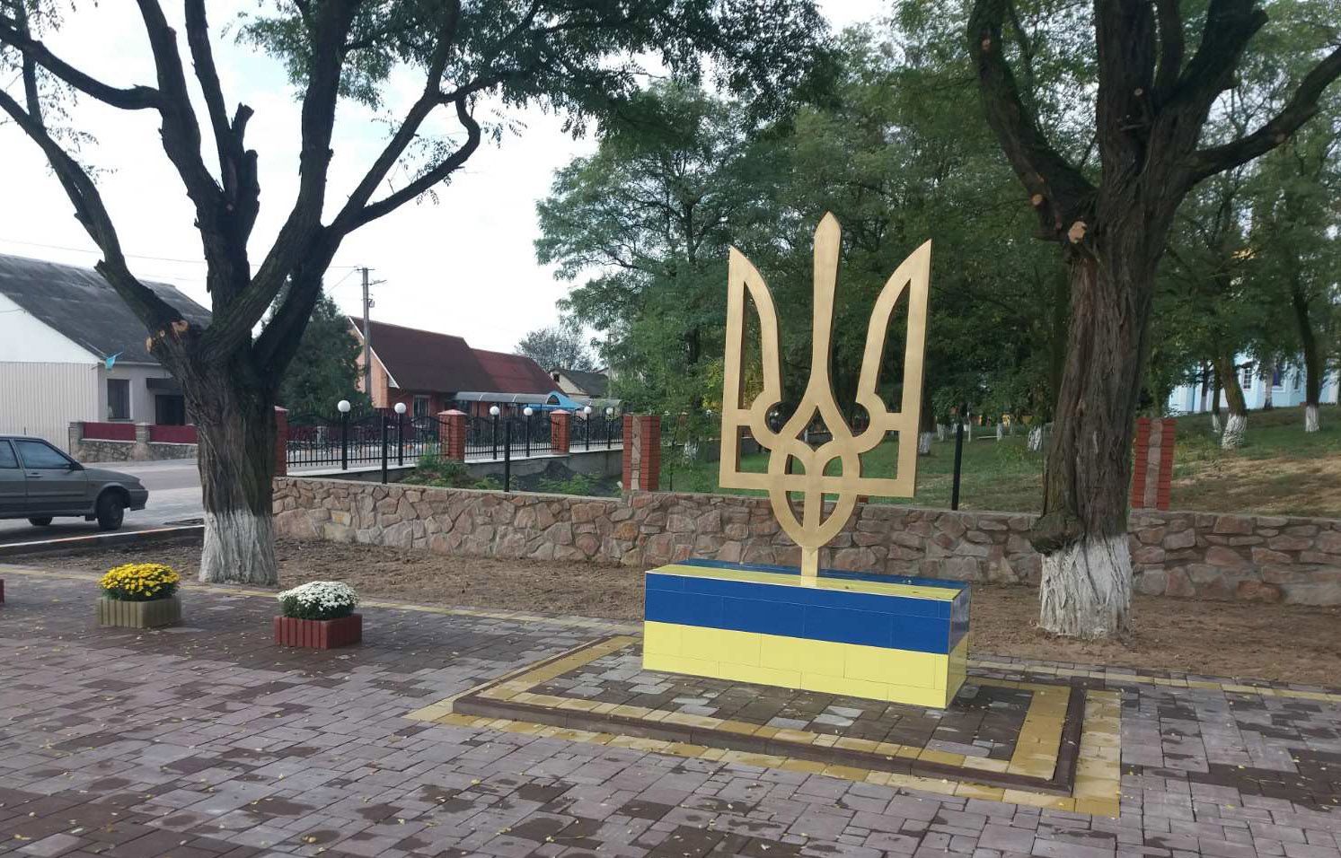 У центрі Старого Села встановили малий Герб України